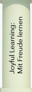 1. Joyful Learning: Mit Freude Lernen Wir schaffen eine positive, ermutigende Lernatmosphäre, in der Neugier und intrinsische Motivation im Zentrum stehen. Basierend auf einer sonderpädagogischen Grundhaltung setzen wir auf differenzierte und individualisierte Lernangebote, die der Vielfalt der Schülerschaft gerecht werden. - Methodenvielfalt: Multisensorisches Lernen an Stationen, handlungsorientierter Unterricht und kooperatives Lernen mit Helfersystemen. - Lernatmosphäre und Kompetenzorientierung: Ein Fokus auf Kompetenzentwicklung und individuelle Lernfortschritte schafft ein ermutigendes Umfeld mit einer positiven Fehlerkultur. - Ergänzend zum Klassenunterricht wählen die Schüler interessengeleitet aus einem breiten Spektrum an Arbeitsgemeinschaften Angebote in den Bereichen Sport, Kreativität und Musik sowie Schulhund oder Experimentieren und anderes.